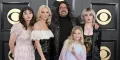 Dave Grohl con su esposa y sus tres hijas