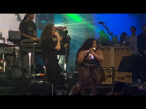 Lizzo se une a Incubus para interpretar "Aqueous Transmission" en flauta
