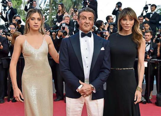 Sistine Rose Stallone, Sylvester Stallone y Jennifer Flavin en Cannes. Getty