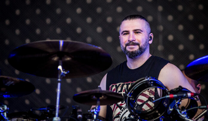 John Dolmayan cree que SOAD debio separarse de Serj Tankian