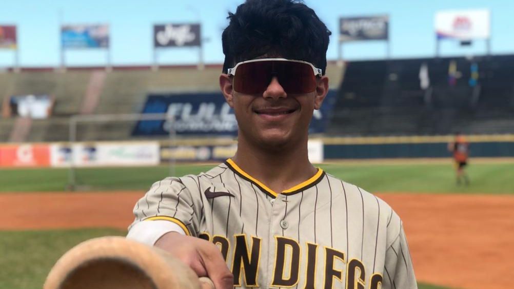 Joven venezolano de 16 años firma contrato millonario con los Padres en apertura de fichajes de las Grandes Ligas