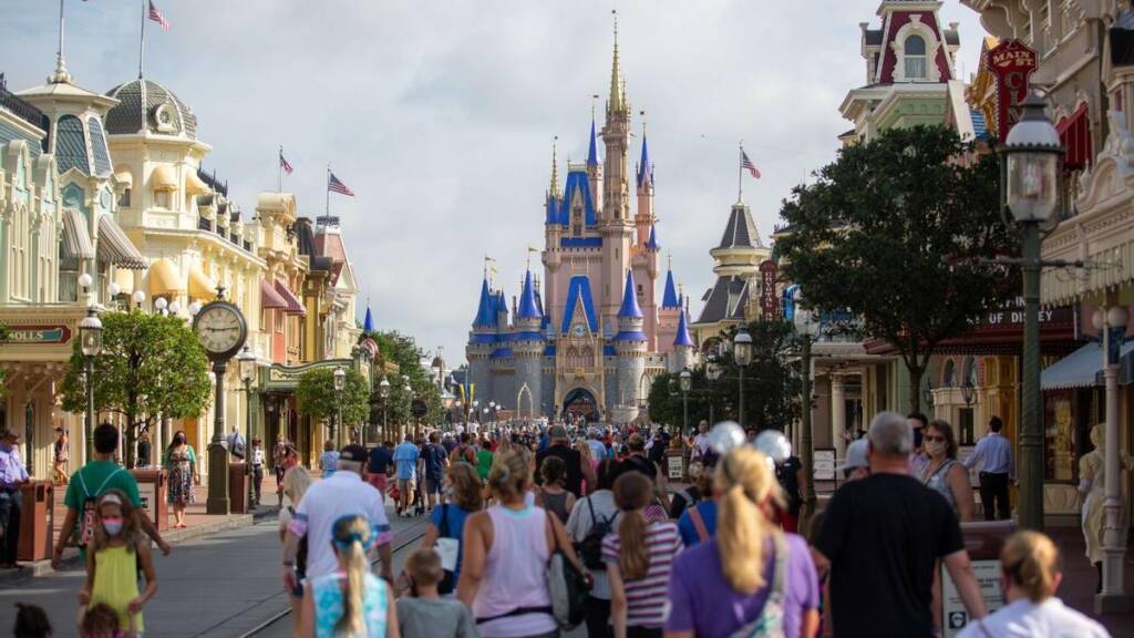 Gobernador de Florida pone fin al “reino corporativo” de Disney en el estado por rechazar su política anti-gay