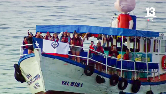 Fans de Karol G alquilaron un bote para llamar la atencion de la cantante en Vina del Mar