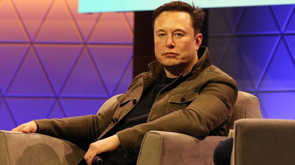 Elon Musk despide a un ingeniero por decirle que no es popular