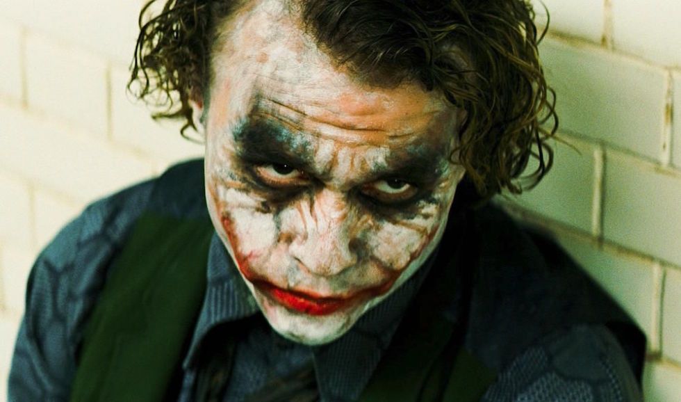 ¿Por qué El Joker de Heath Ledger se lamía constantemente los labios en 'El Caballero Oscuro'?