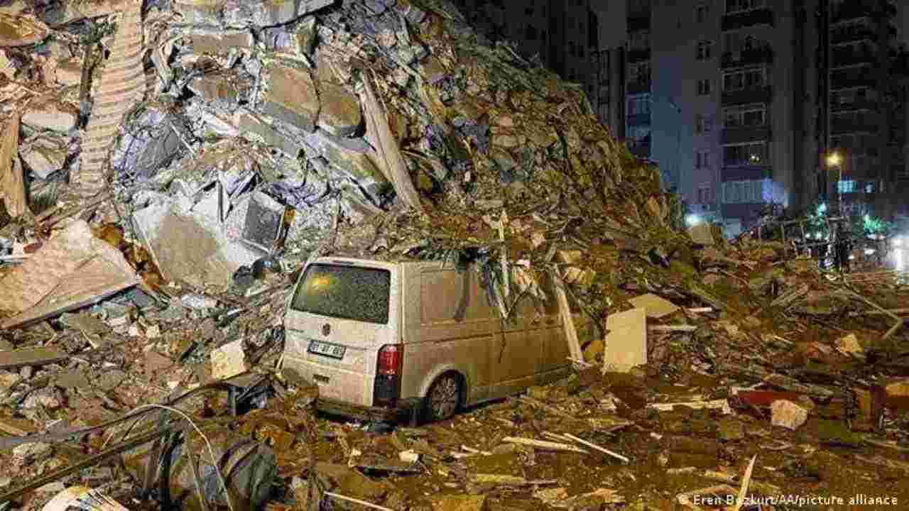 Muerte y caos en Turquía tras nueva réplica sísmica con saldo de un muerto y 69 heridos