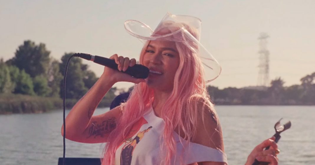 Karol G Rinde Tributo A Betty La Fea Y A Selena Quintanilla En Su Nuevo Video Musical Mi Ex