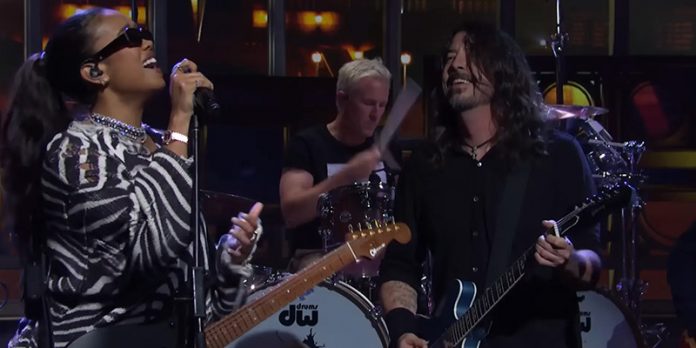 Foo Fighters tocaron con H.E.R. en «SNL»