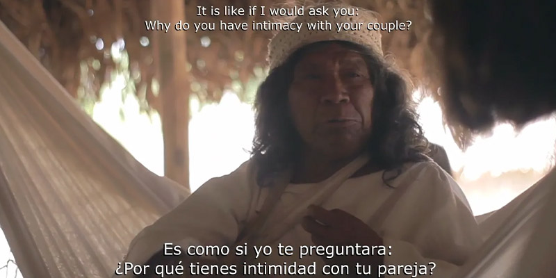 Mamo Kogui explicando algunas cosas sobre su cultura en el video musical Mohan presenta 'Tomorrow'