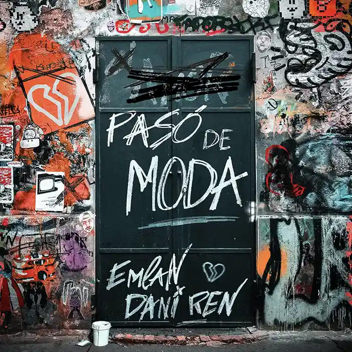 Foto de una puerta de metal y paredes graffiteadas con el nombre del sencillo escrito y los nombres de los cantantes Emlan presenta Pasó de Moda
