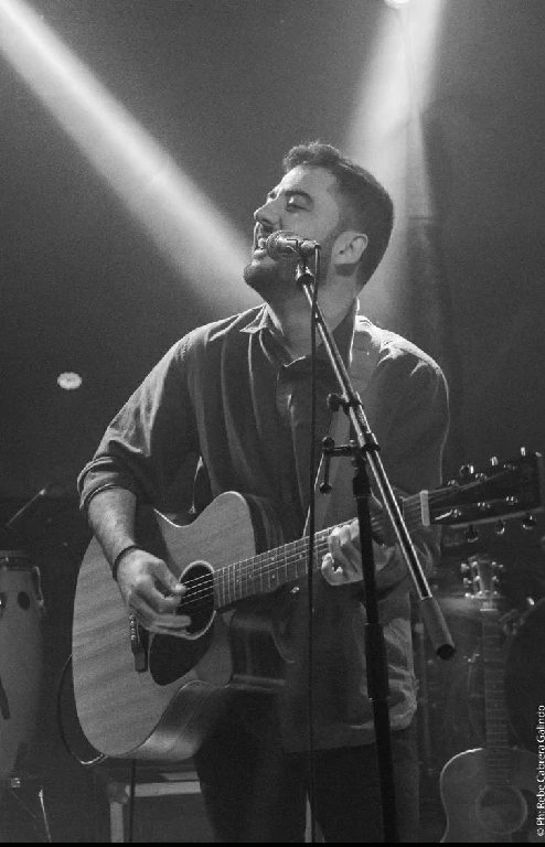 azier tocando su guitarra y cantando en vivo AZIER presenta Años 20