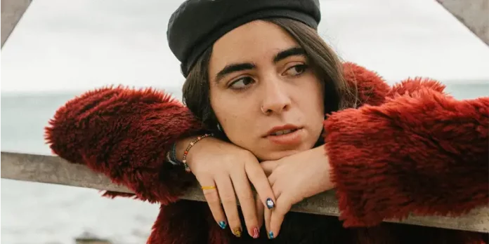 Clara Yolks estrena su tema Videocall