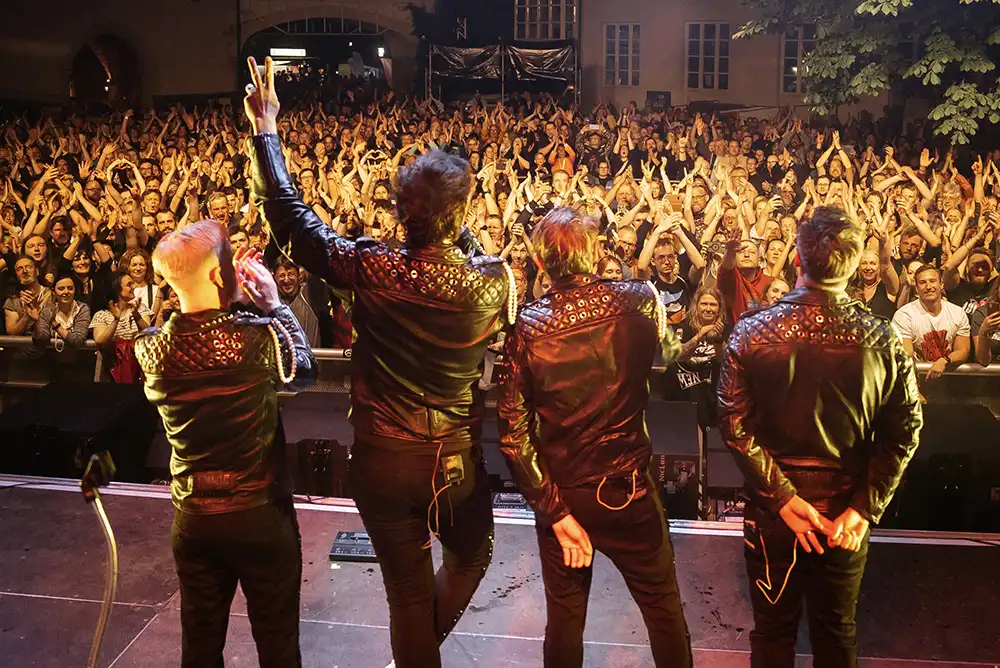 Royal Republic frente al público Royal Republic presenta LoveCop