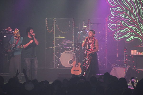 El Kanka y Aterciopelados cantando juntos Aterciopelados La Riviera Madrid