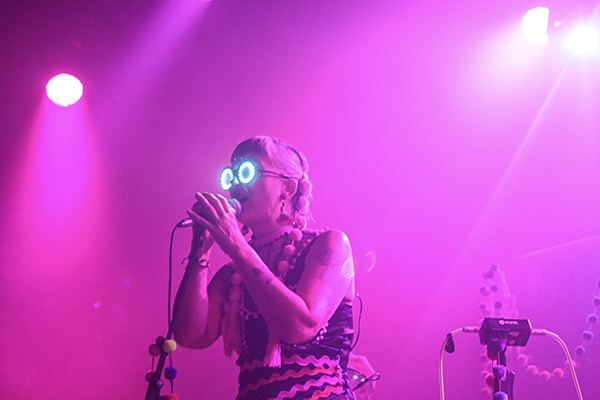 Andrea Echeverri con gafas con luces cantando Aterciopelados La Riviera Madrid