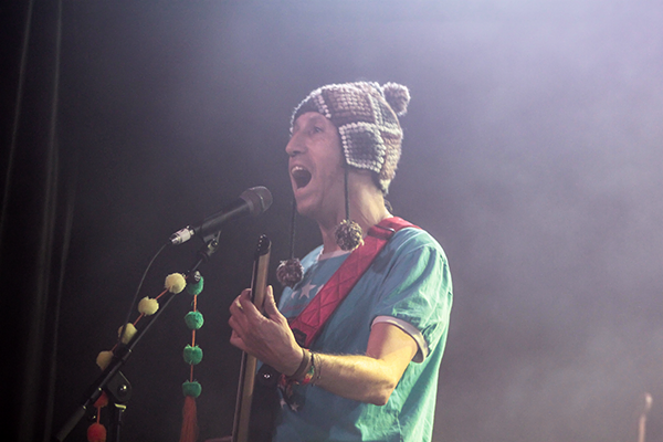 Héctor Buitrago tocando y cantando en vivo en La Riviera Aterciopelados La Riviera Madrid