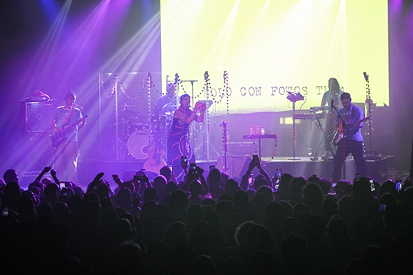 Aterciopelados en tarima y el público aplaudiendo y grabando con sus teléfonos Aterciopelados La Riviera Madrid