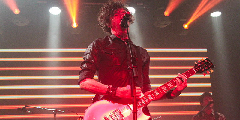 Roberto cantando y tocando guitarra Cuarteto de Nos Lámina Once Tour Madrid