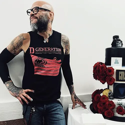 Frank Ferrer al lado de una torta Isaac Carpenter nuevo baterista de Guns N’ Roses