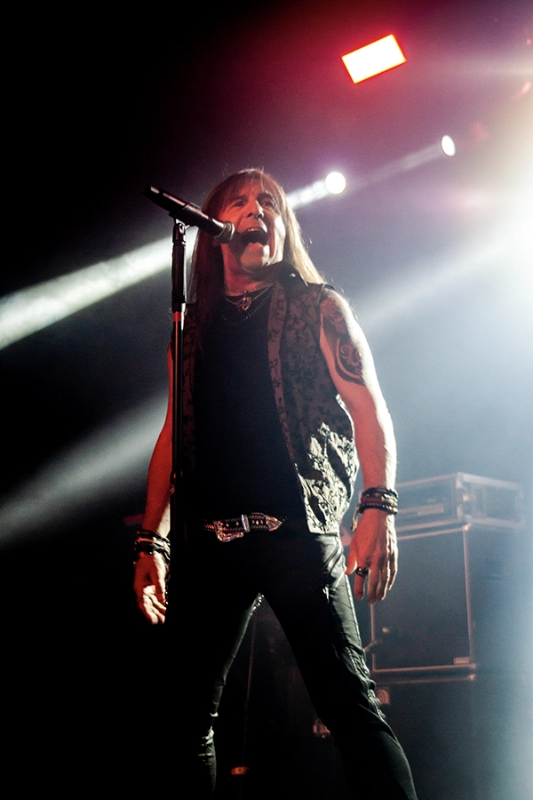 Adrián cantando frente al micrófono Rata Blanca Madrid La Riviera