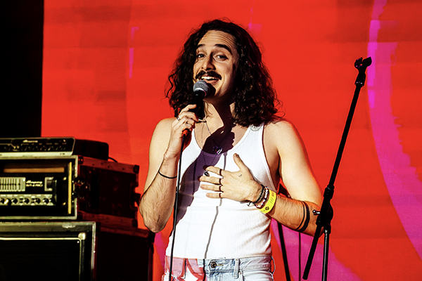 Mikel cantando y mirando a la cámara Anakena en Madrid