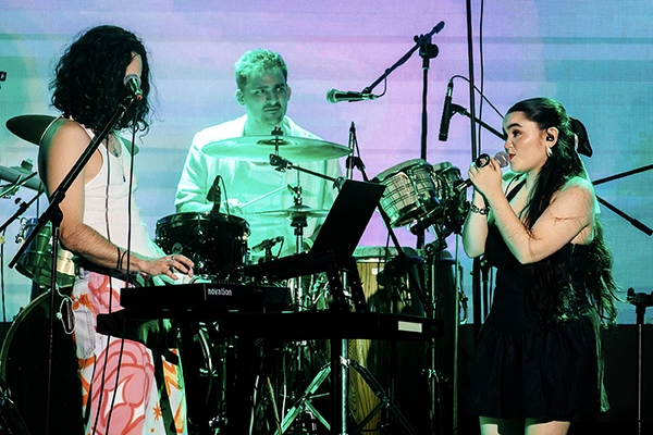 Anakena y Nani cantando juntos Anakena en Madrid
