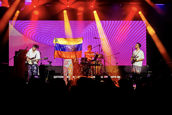 El grupo mostrando la bandera venezolana en el escenario Anakena en Madrid