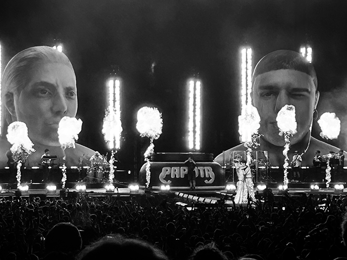 C7triel y Paco beso Ca7riel y Paco Amoroso Madrid