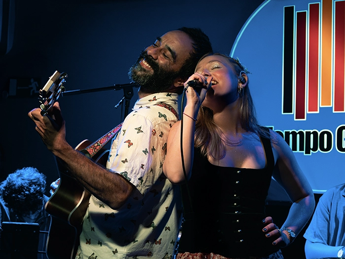 Gustavo Casas y Maya juntos cantando en vivo Maya showcase Madrid