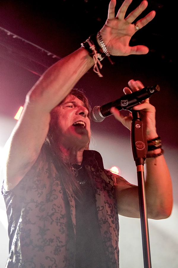 Vocalista cantando Rata Blanca Madrid La Riviera
