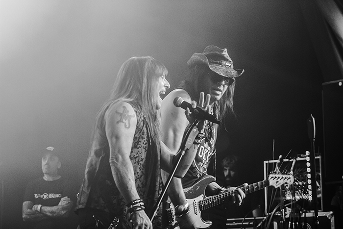 Adrián Barilari y Walter Giardino tocando en vivo Rata Blanca Madrid La Riviera