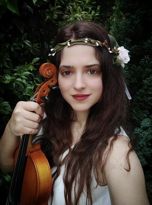 Jezabel Martínez junto a su violín O’Kanenas My Bow