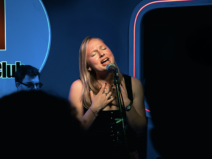 Maya cantando Maya showcase Madrid