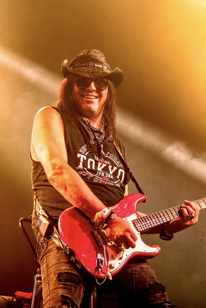 Walter Giardino sonriendo mientras toca la guitarra Rata Blanca Madrid La Riviera