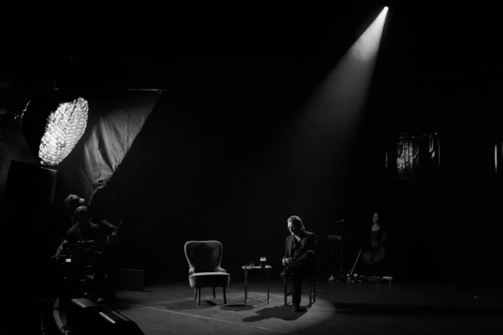 Bono sentado en medio del set documental de Bono