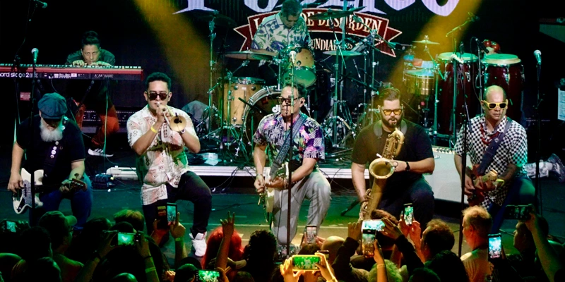 La banda dando show en vivo Reseña de Desorden Público en Madrid