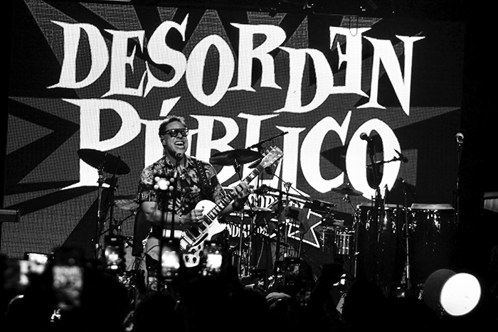 Horacio Blanco tocando y cantando en tarima Reseña de Desorden Público en Madrid