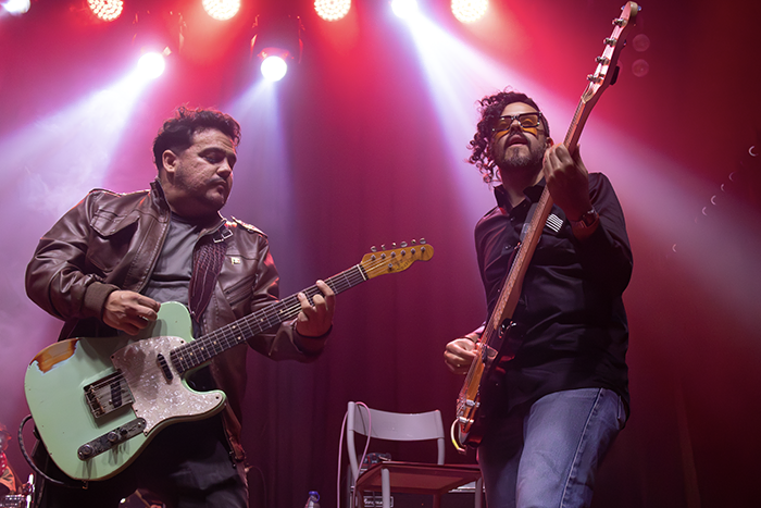 Bajista y guitarrista tocando en vivo Reseña Forajidos del Sheriff y Buitres Valencia
