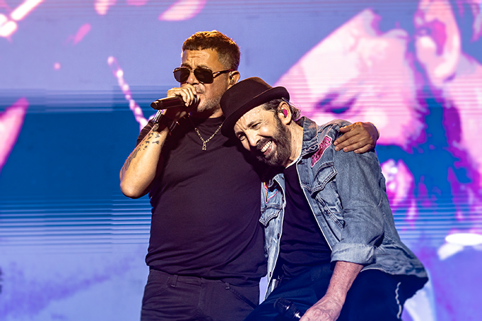 Alejandro Sanz abrazando a Juan Luis Guerra mientras canta juan luis guerra concierto madrid 2025