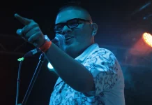 Cantante de Bareto señalando al público con intensidad en plena actuación