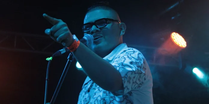 Cantante de Bareto señalando al público con intensidad en plena actuación