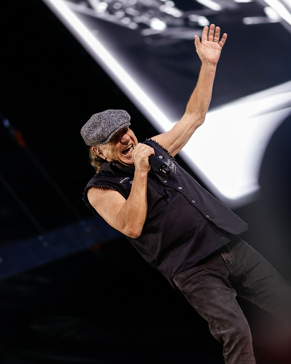 Brian Johnson cantando en el escenario del Estadio Metropolitano, Madrid, concierto de AC/DC 2025 concierto AC/DC Madrid 2025