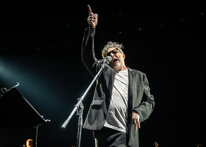 Fito Páez cantando en concierto Fito Páez Movistar Arena de Madrid