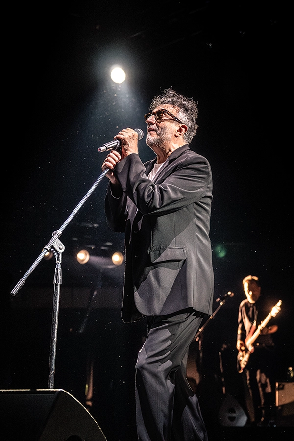Fito Páez cantando y los músicos al fondo Fito Páez Movistar Arena de Madrid