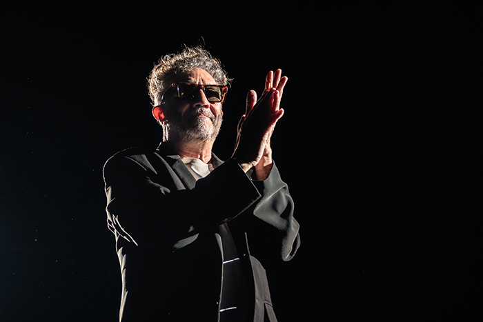 Fito Páez aplaudiendo Fito Páez Movistar Arena de Madrid