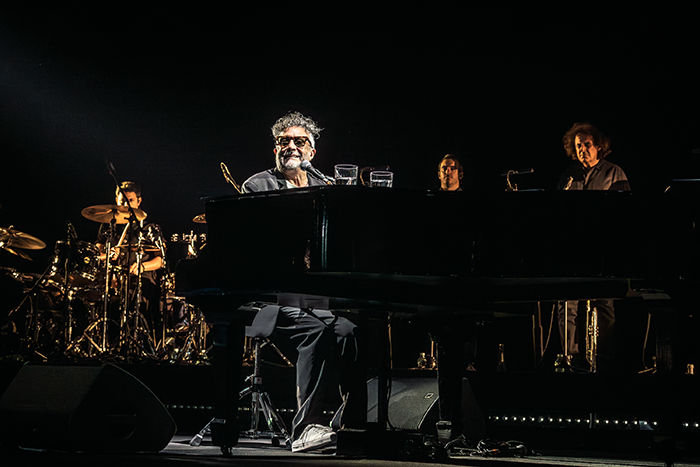 Fito Páez tocando en vivo Fito Páez Movistar Arena de Madrid