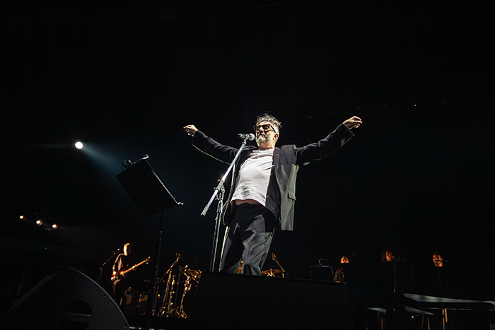 Fito Páez con los brazos abiertos en concierto de Madrid 2025 Fito Páez Movistar Arena de Madrid