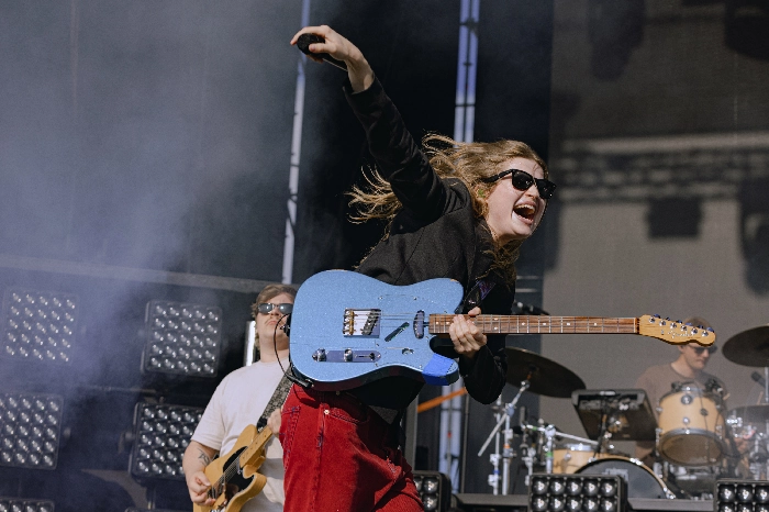 Girl in Red interpretando uno de sus temas Cierre del Mad Cool 2025