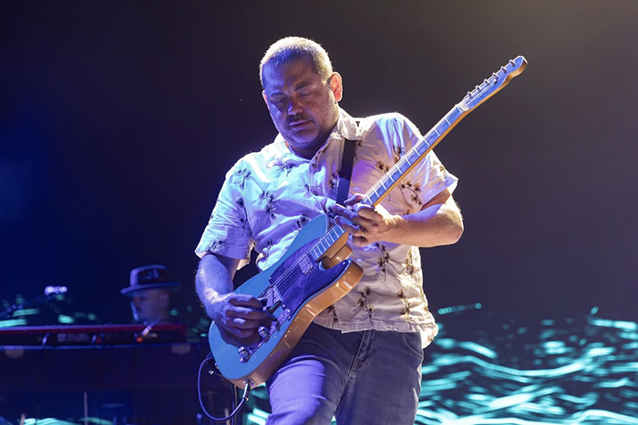Guitarrista de Morcheeba tocando en vivo Reseña Morcheeba y Nafta Noches del Botánico