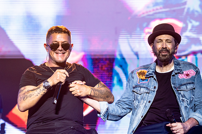Alejandro Sanz y Juan Luis Guerra sonrientes mientras actúan juntos en el Movistar Arena Madrid juan luis guerra concierto madrid 2025